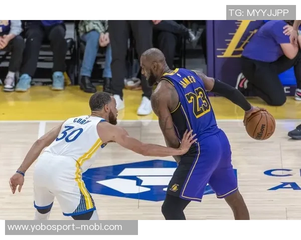 库里解析球队四人得分20的战术布局与个人影响力